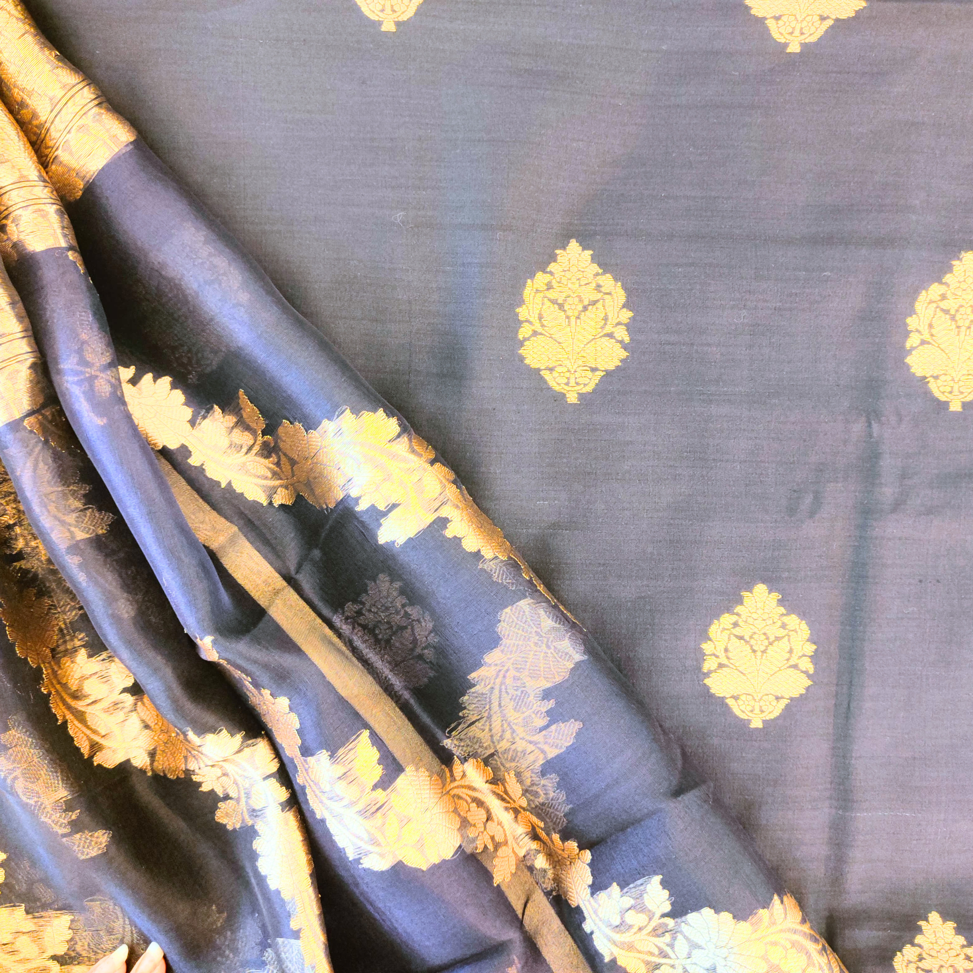 MUNGA SILK SUIT WITH GOLDEN JARI WORK