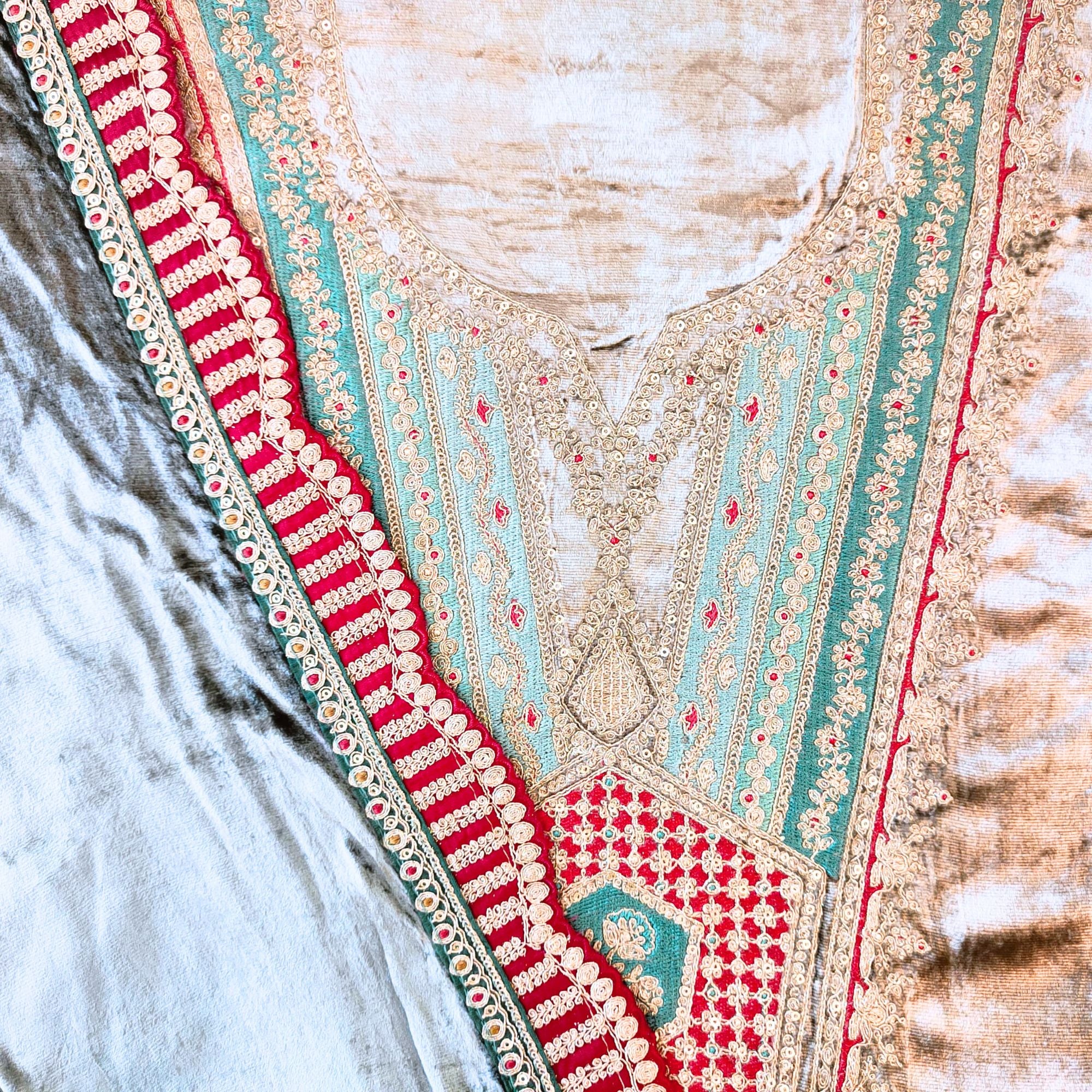 VELVET SUIT WITH GOLDEN EMBROIDEY