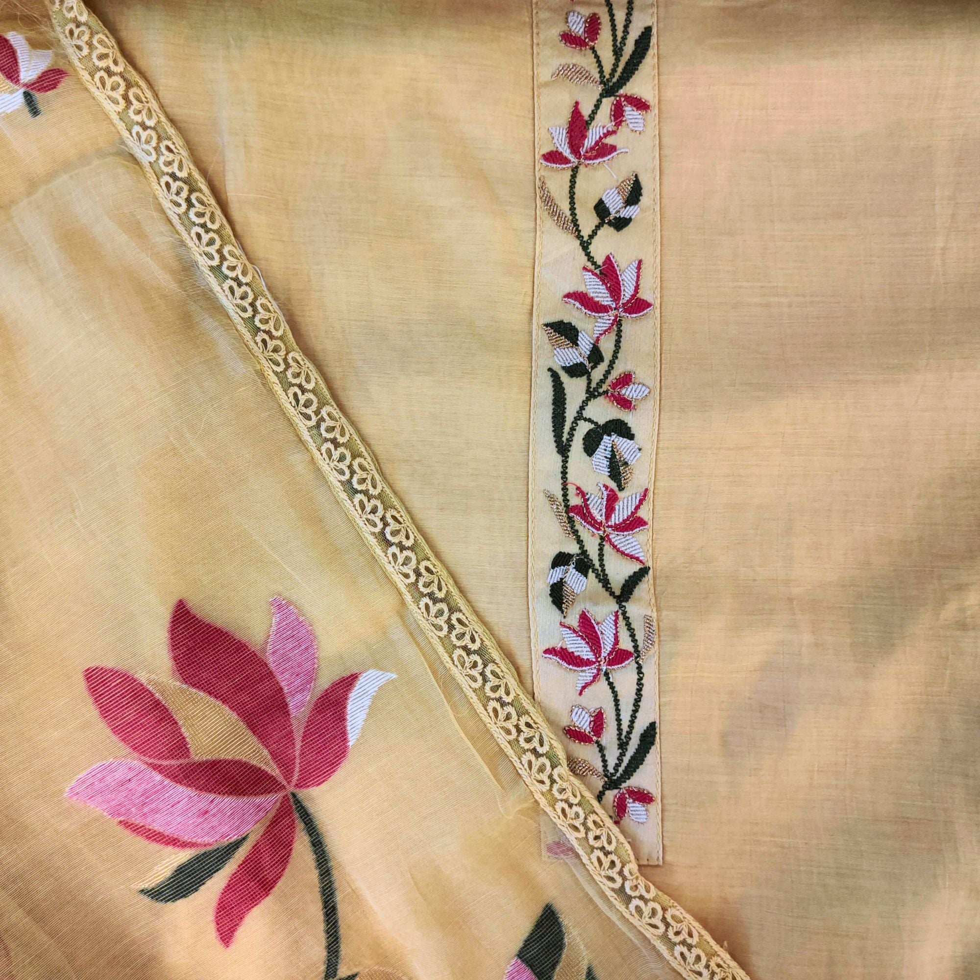 MUSLIN SUIT WITH FLORAL MACHINE EMBROIDERY